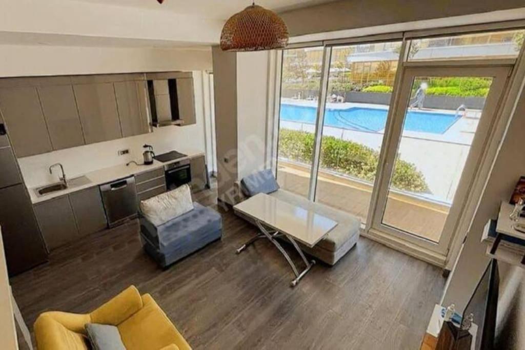 Wonderfully Located Seaside 3 Minutes To Metro * Istambul